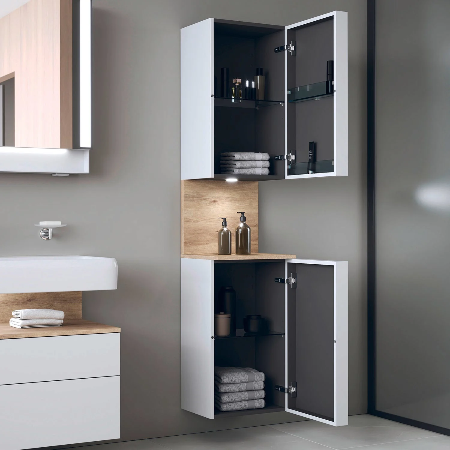 Wysoka szafka w łazience z drewnianymi detalami, Duravit