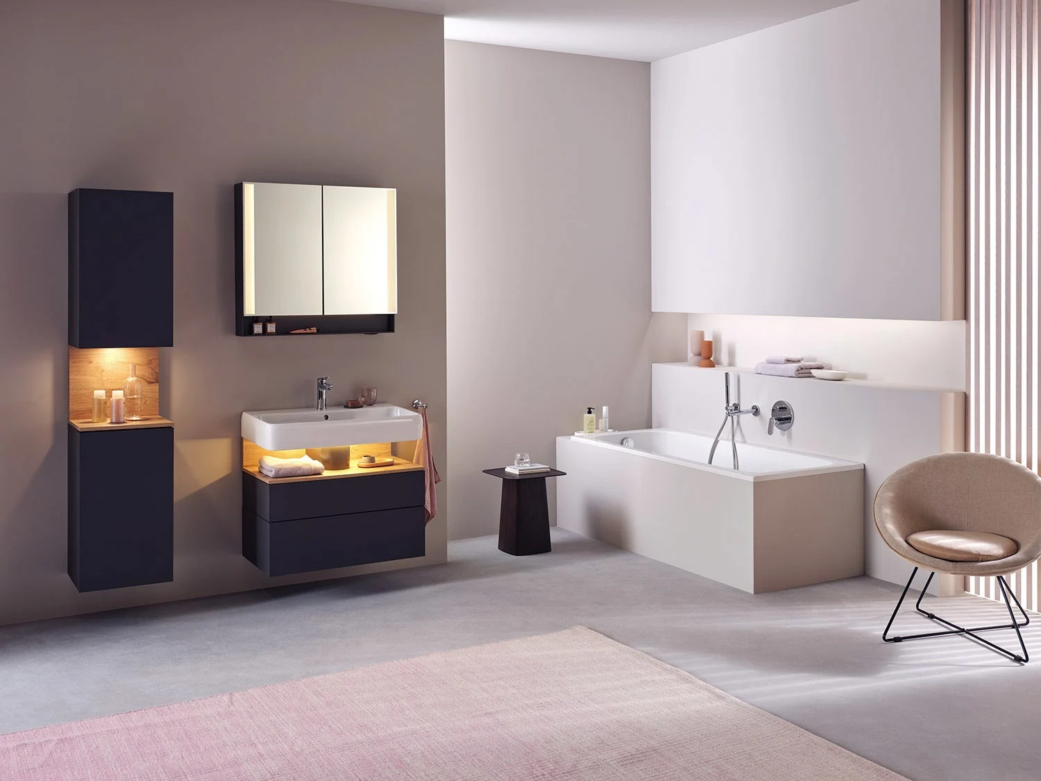 Nowoczesna łazienka z meblami i wanną, Duravit