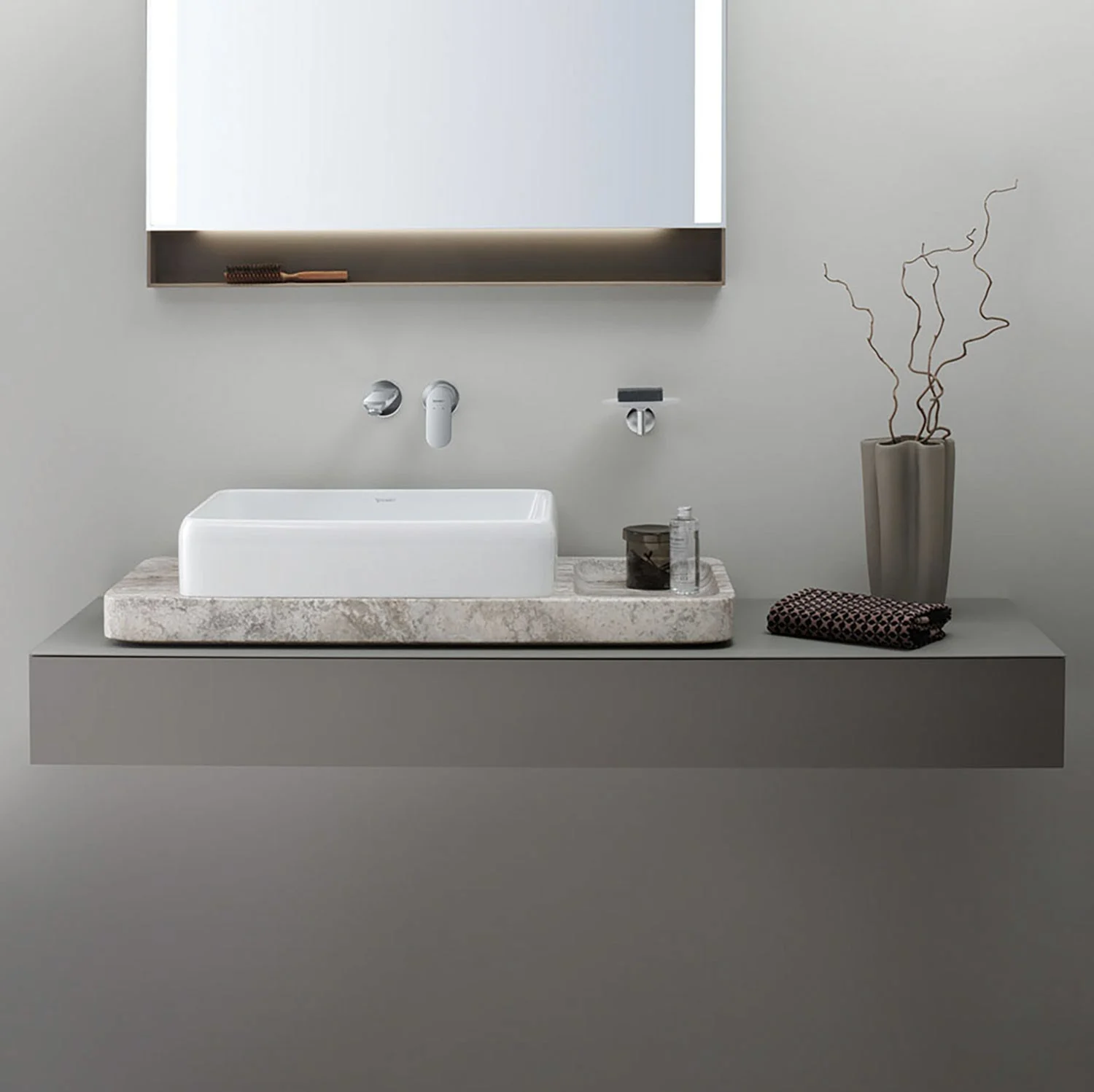 Umywalka w stylowej łazience z dekoracją, Duravit