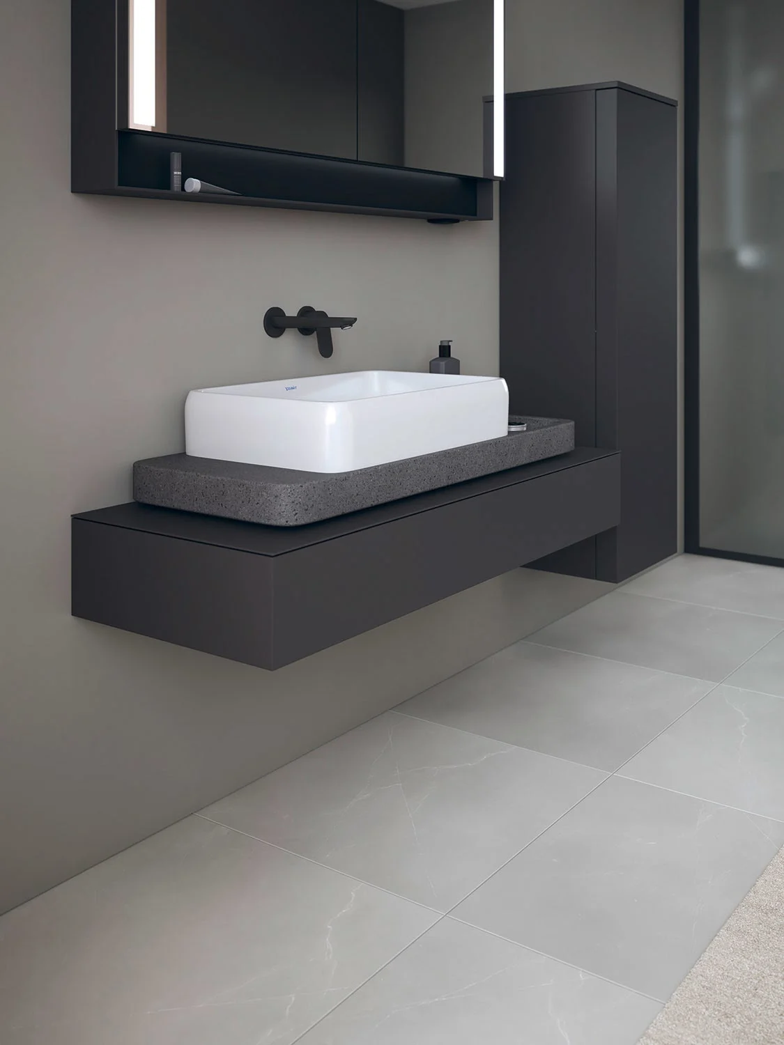 Umywalka na ciemnej konsoli w łazience, Duravit