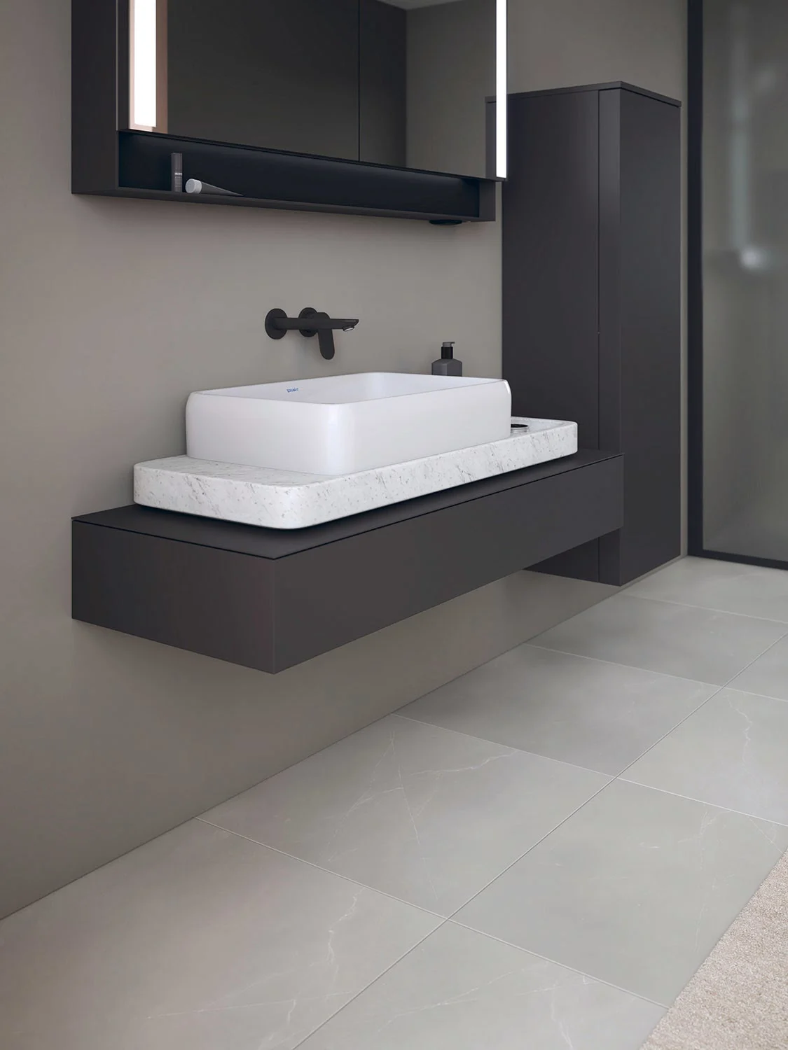 Umywalka na ciemnej konsoli w łazience, Duravit
