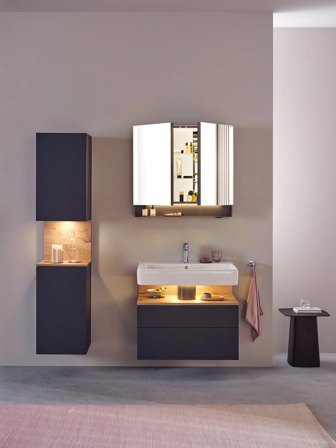 Łazienka z szafką z lustrem i umywalką, Duravit
