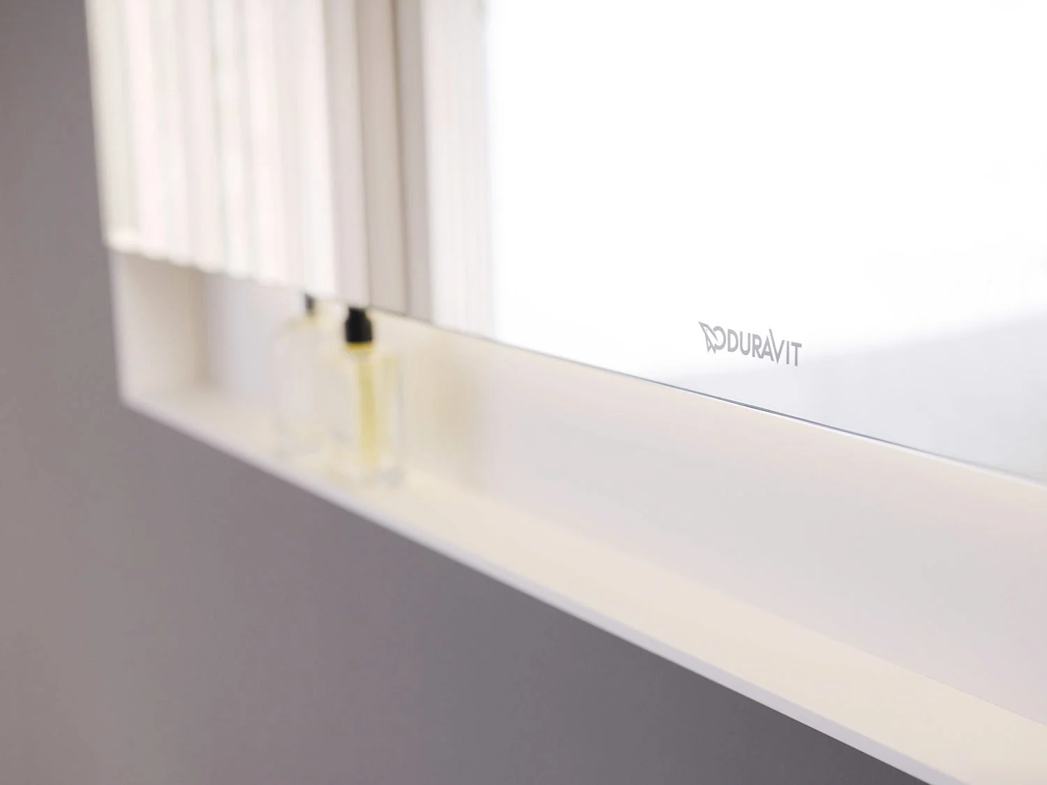 Zbliżenie lustra Duravit w łazience, Duravit