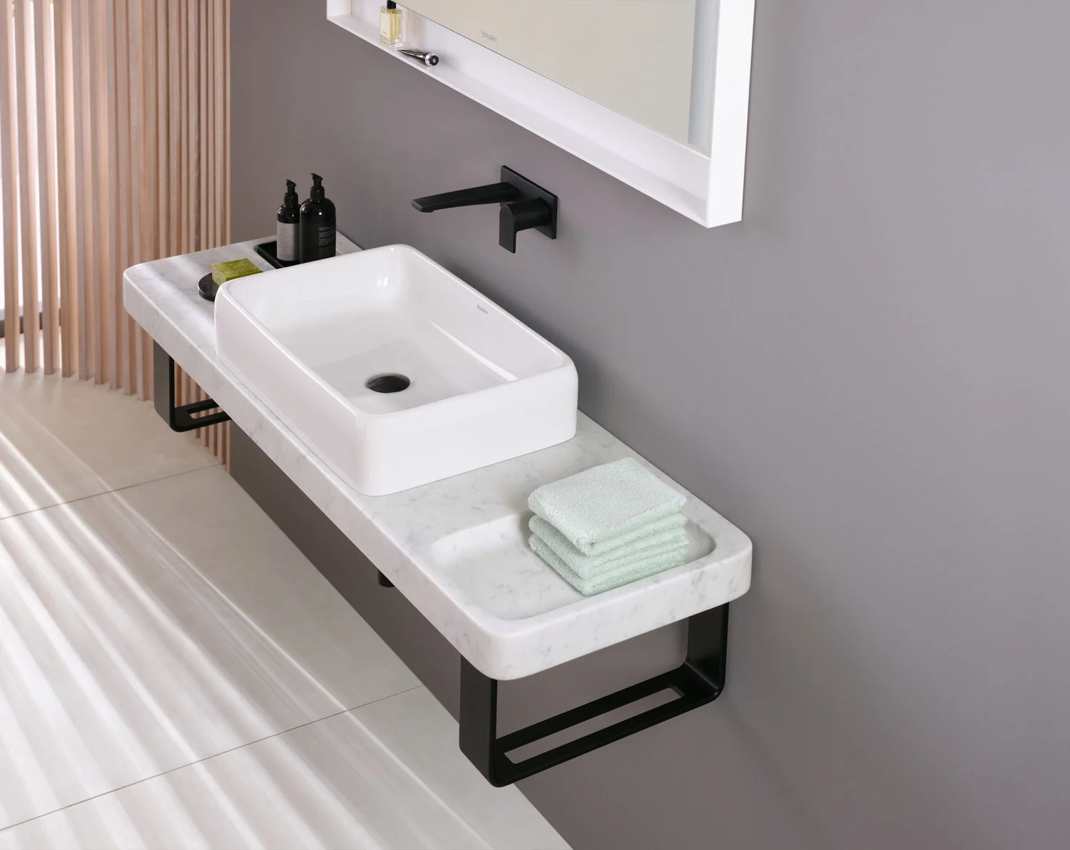 Zbliżenie umywalki z ręcznikami, Duravit