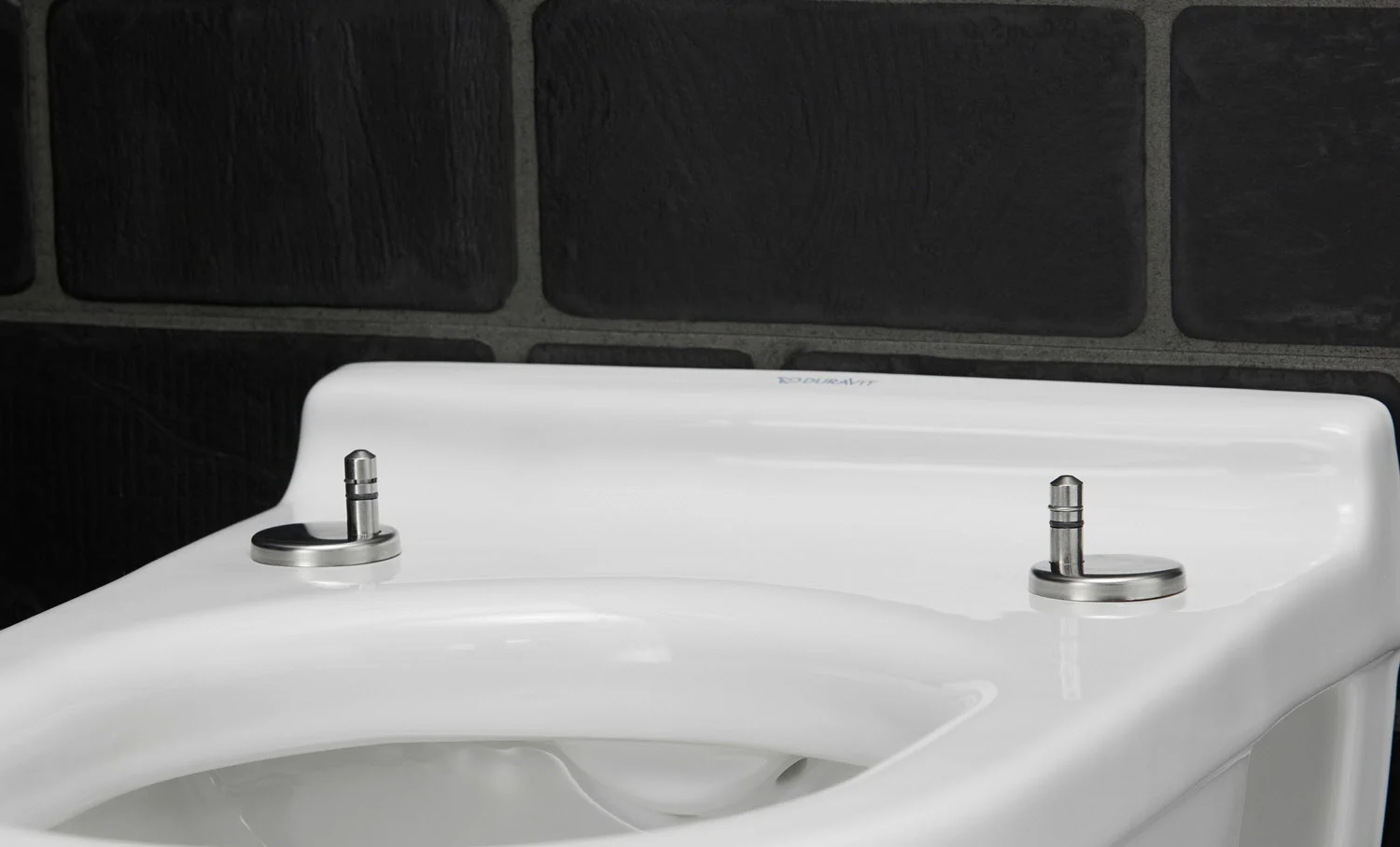 Zbliżenie połączenia WC z czarną płytką, Duravit
