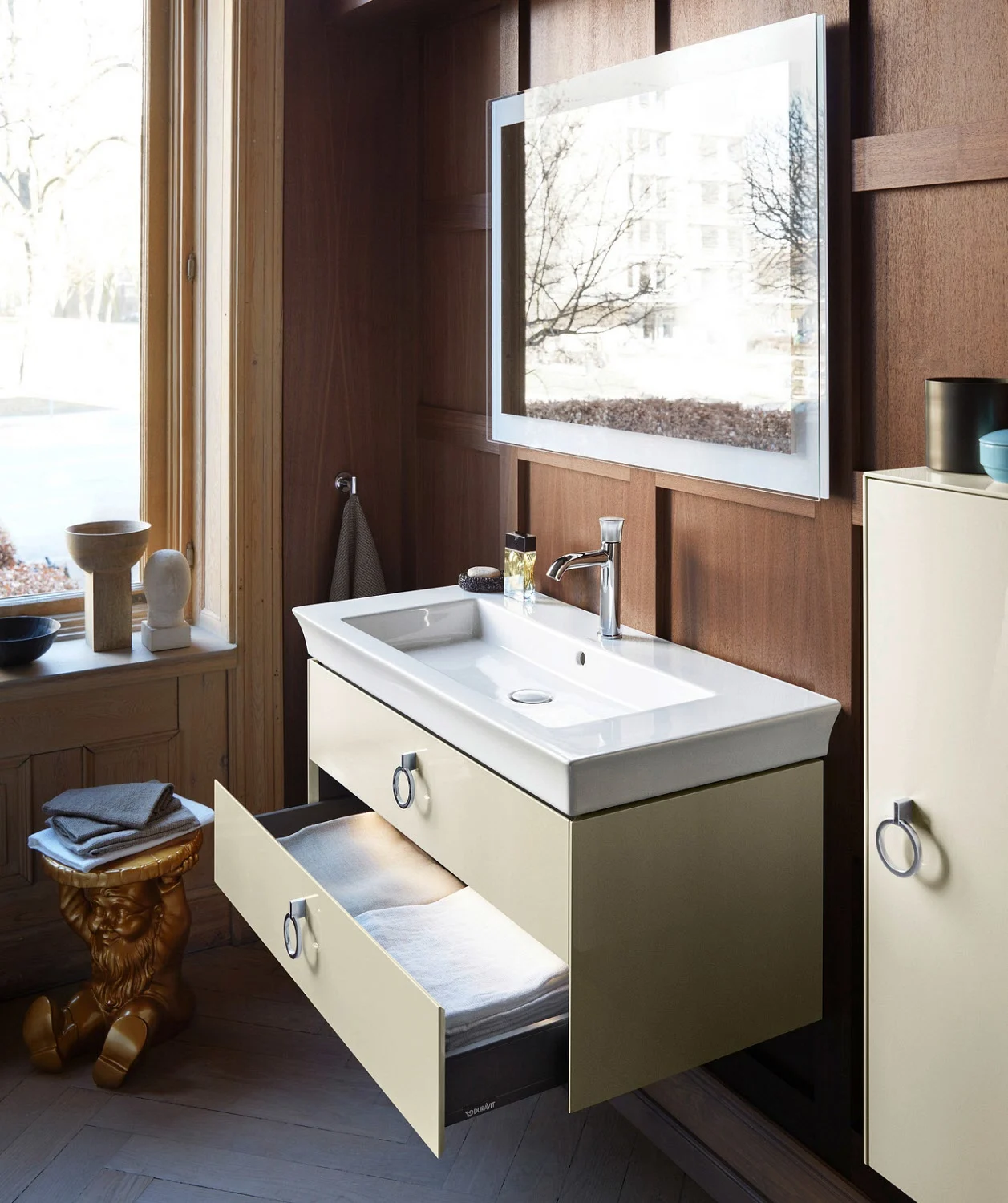 Toaletka z otwartymi szufladami w łazience, Duravit