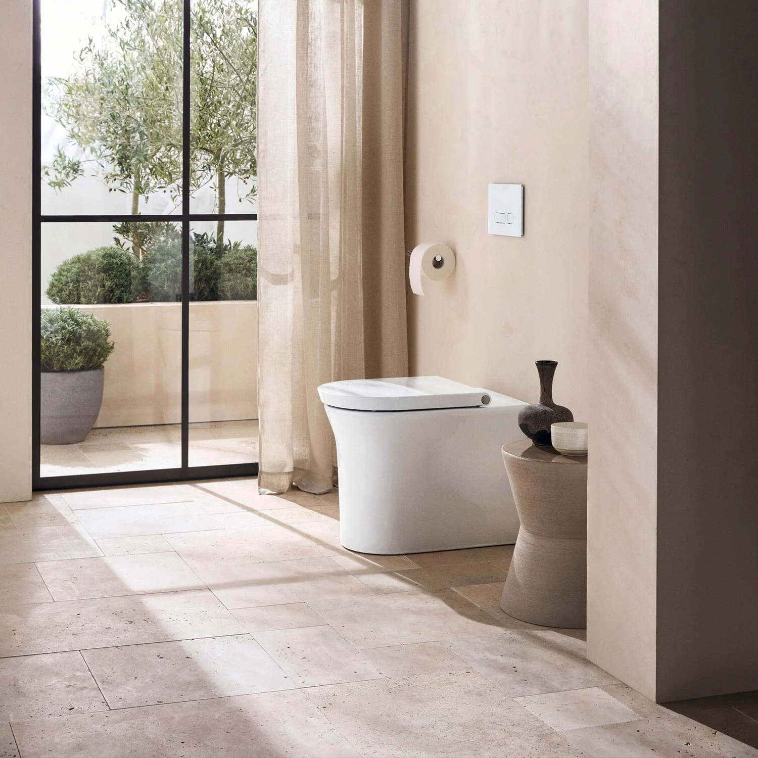 Nowoczesna toaleta stojąca w eleganckiej łazience, Duravit