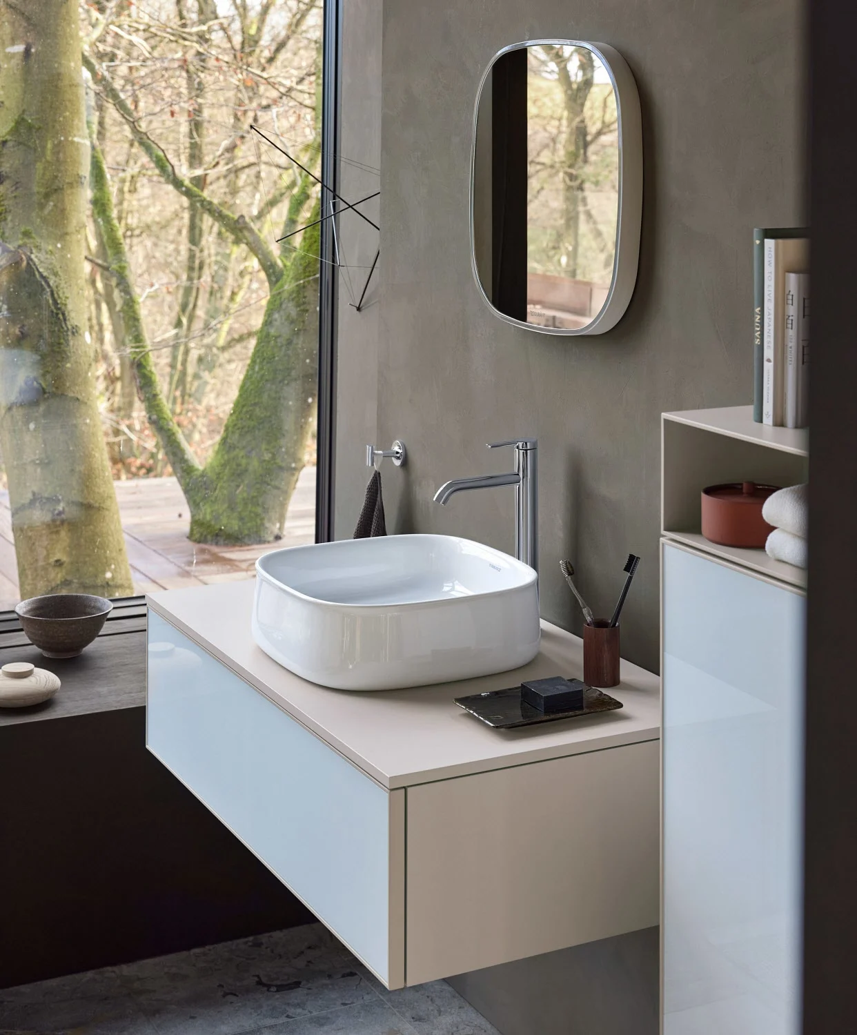 Umywalka z lustrem w nowoczesnej łazience, Duravit