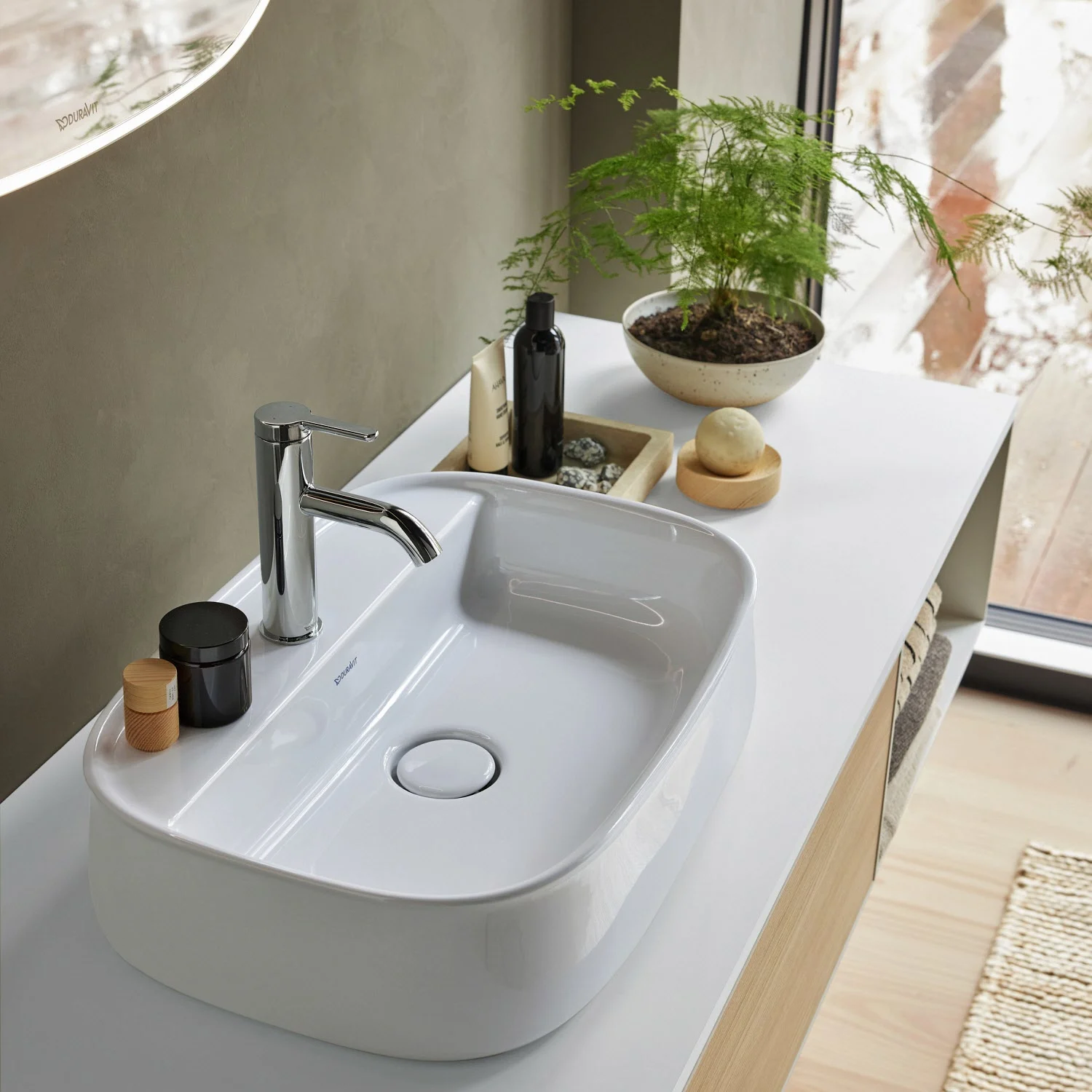 Umywalka z baterią i roślinami w łazience, Duravit