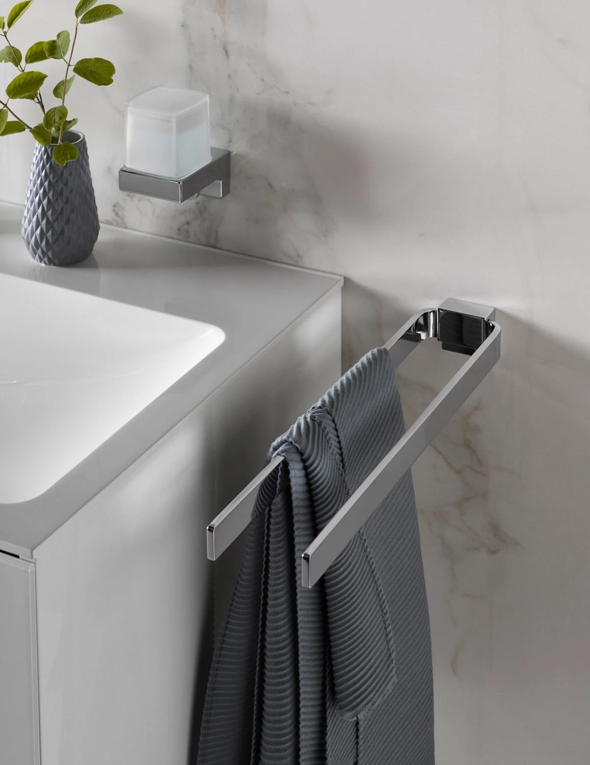 Emco cue Einhand-Seifenspender mit Stülpbecher