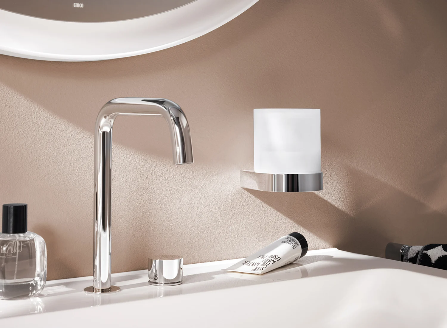 Emco flow Sensor-Seifenspender mit Stülpbecher aus satiniertem Kristallglas Bild 3