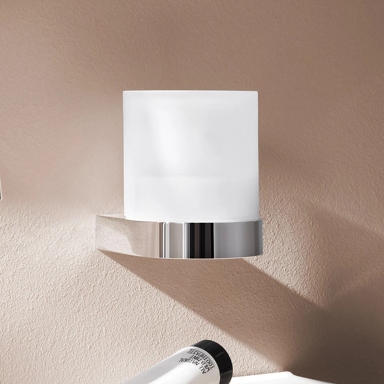 Emco flow Sensor-Seifenspender mit Stülpbecher aus satiniertem Kristallglas