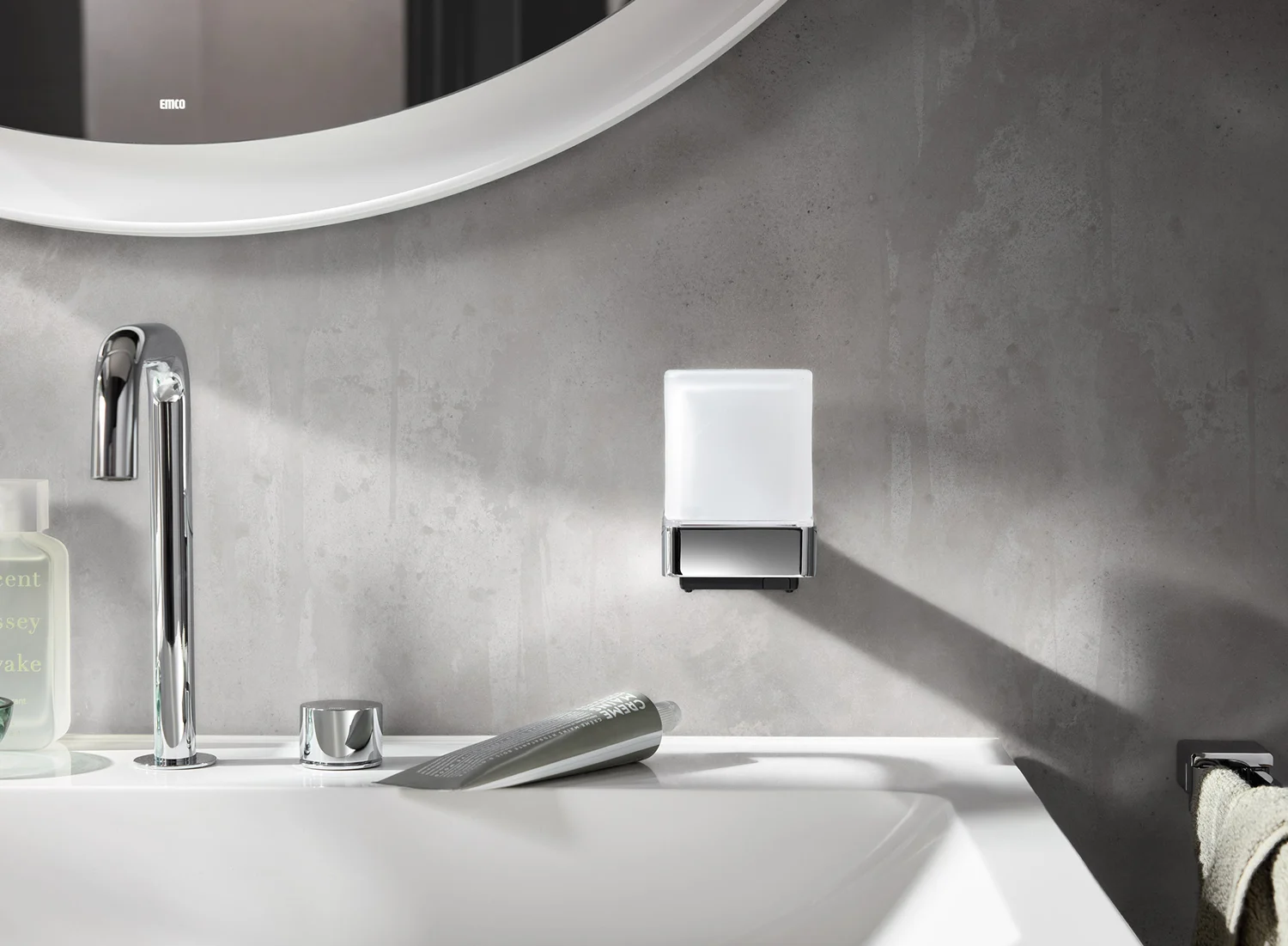 Emco Loft Sensor-Seifenspender mit Stülpbecher aus satiniertem Kristallglas Bild 3