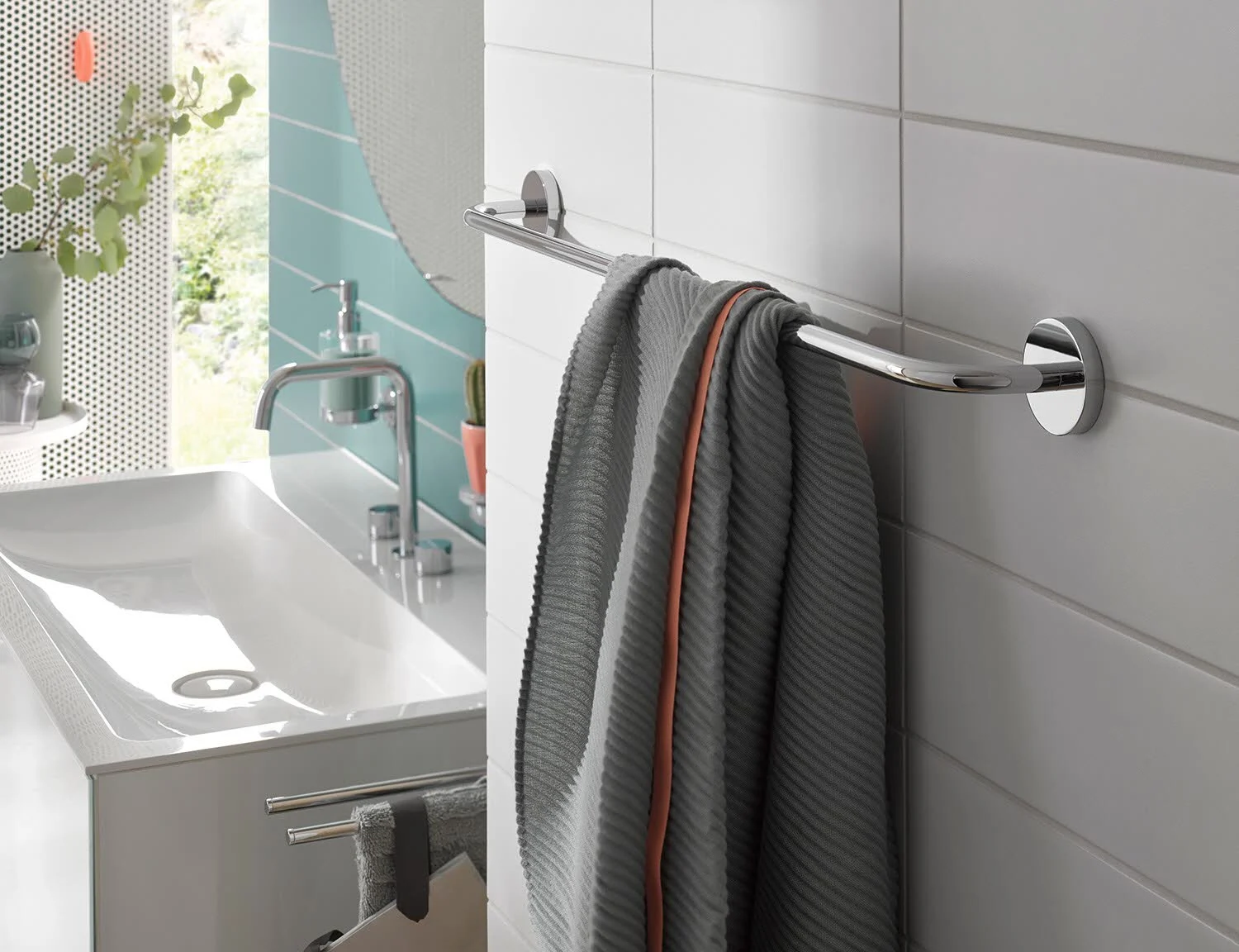 Emco round Badetuchhalter 50 cm Bild 2