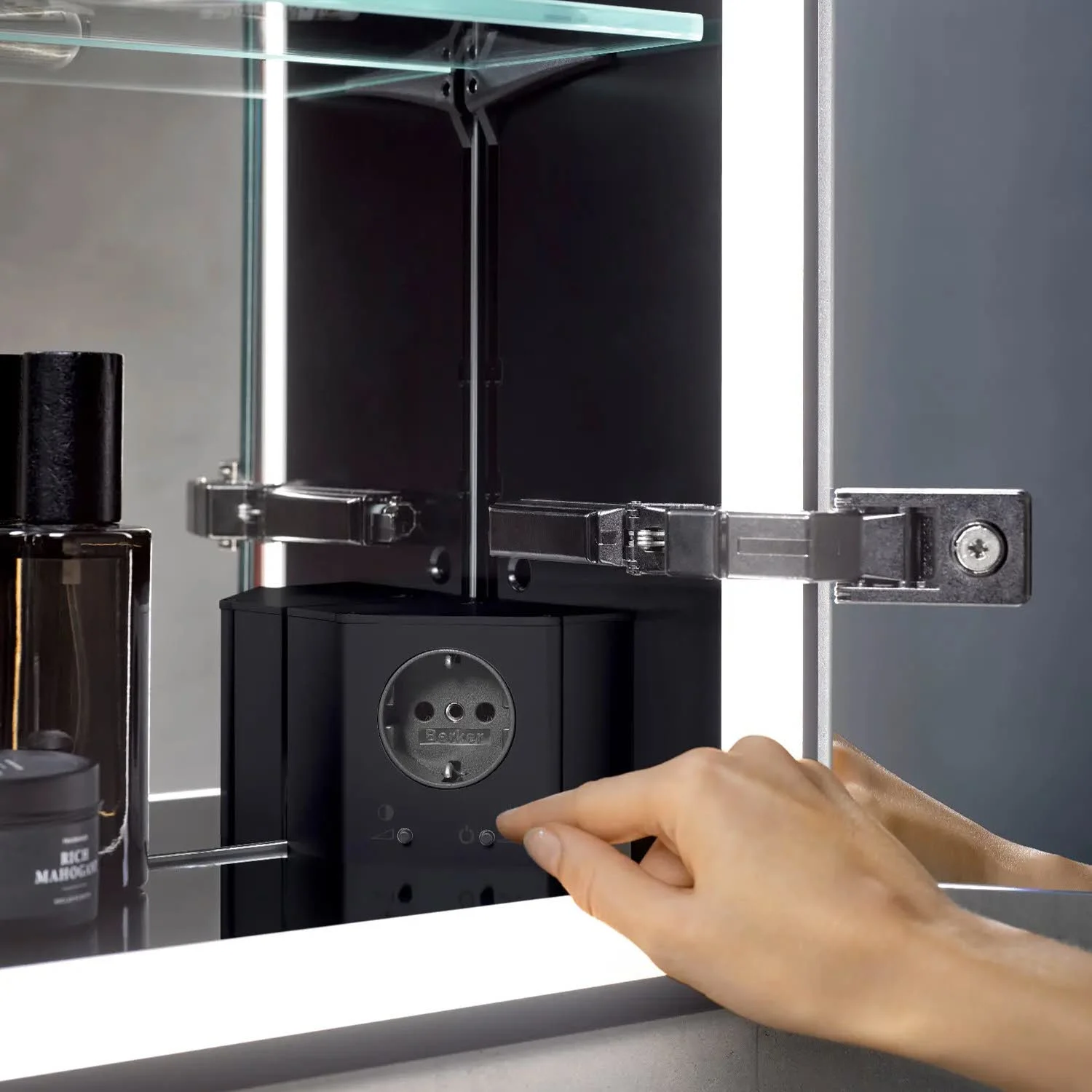 Emco prime Facelift Einbaurahmen für Unterputz LED-Lichtspiegelschrank 120 cm Bild 4