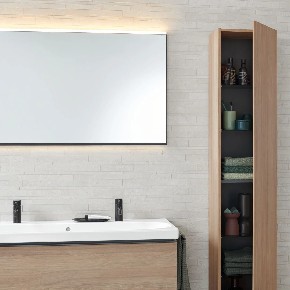 Geberit Hochschrank mit einer Tür Bild 2