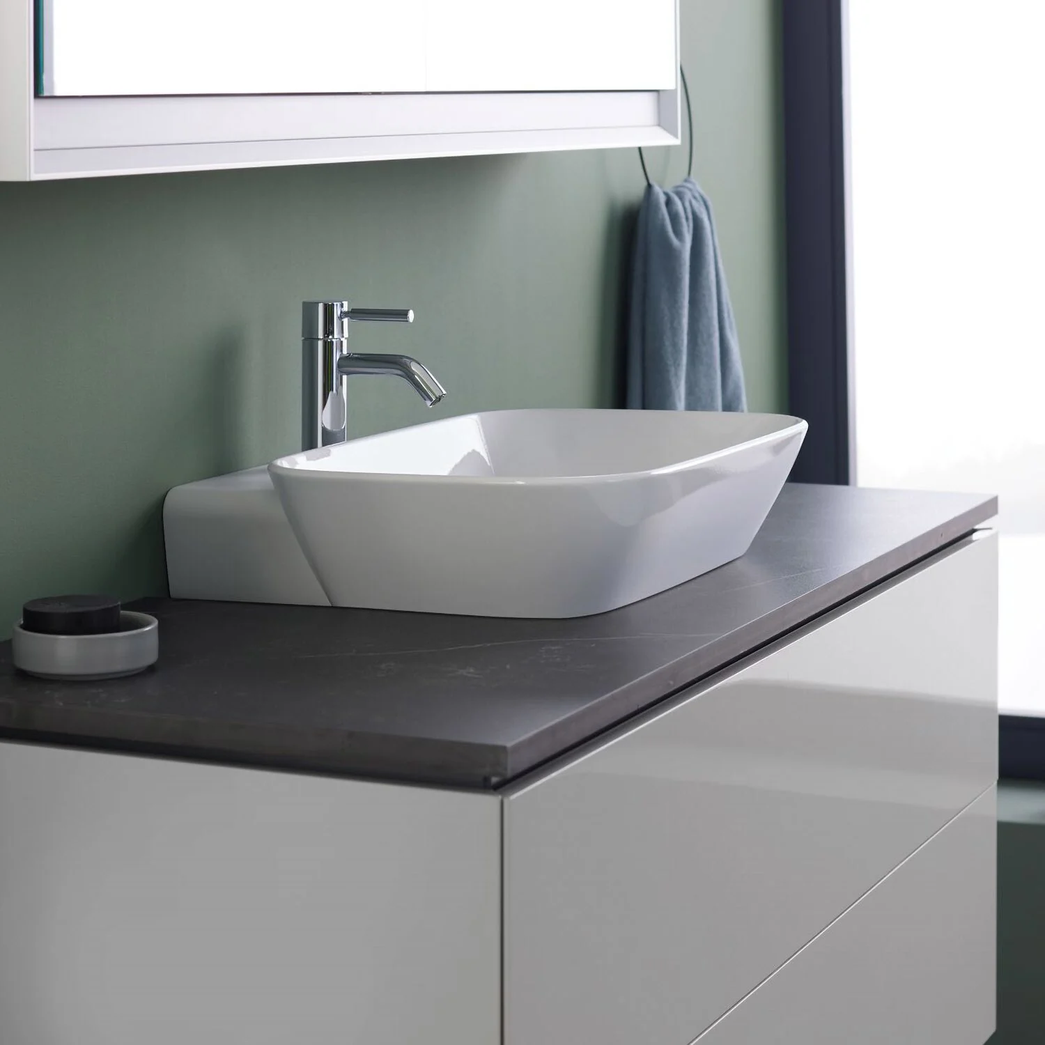 Geberit ONE Aufsatzwaschtisch Schalenform, 1 Hahnloch, ohne Überlauf, Abgang horizontal Bild 2
