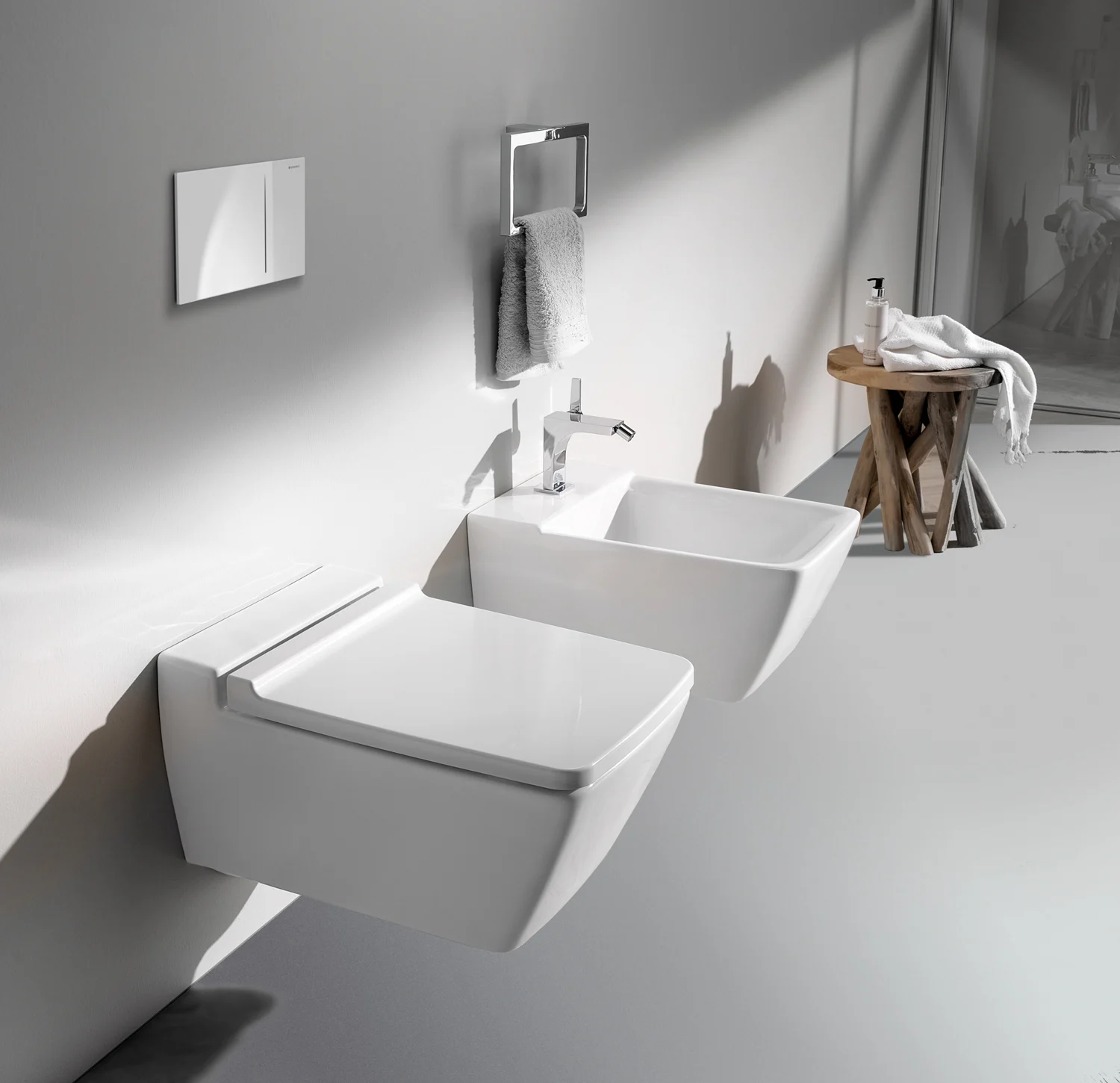 Bidet ścienny i toaleta w nowoczesnej łazience, Geberit