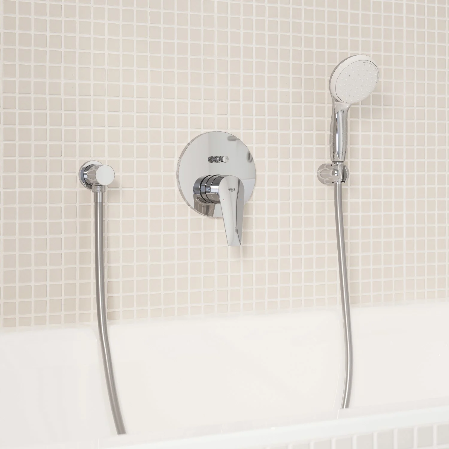 Zbliżenie na baterię wannową z prysznicem ręcznym, Grohe
