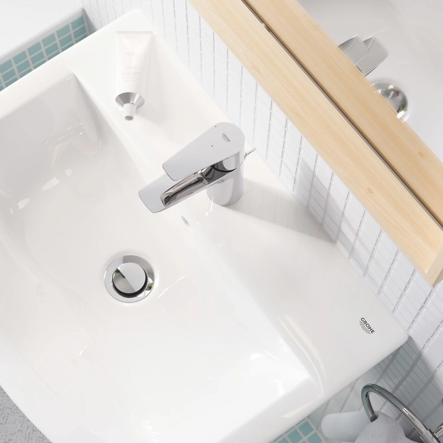 Umywalka z chromowaną baterią i lustrem, Grohe