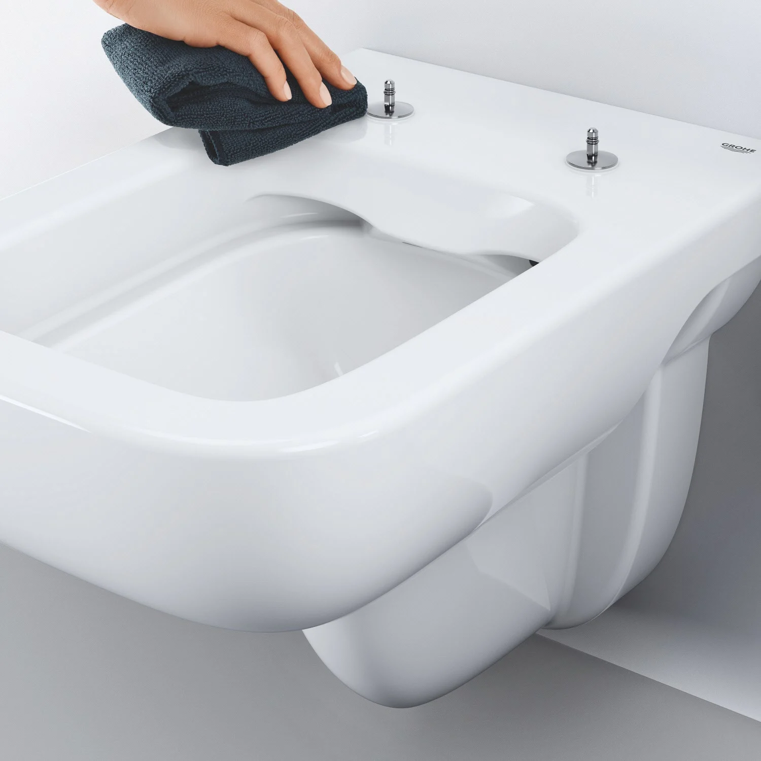 Zbliżenie białej toalety wiszącej na ścianie, Grohe