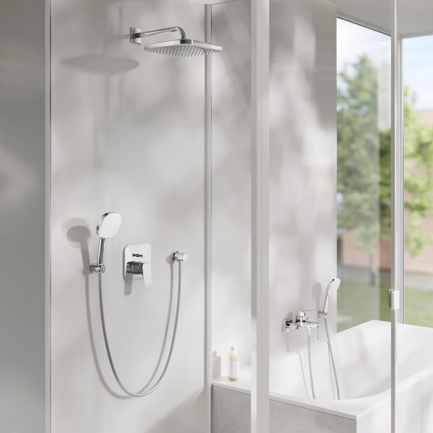 Chromowana armatura prysznicowa w nowoczesnej łazience, Grohe