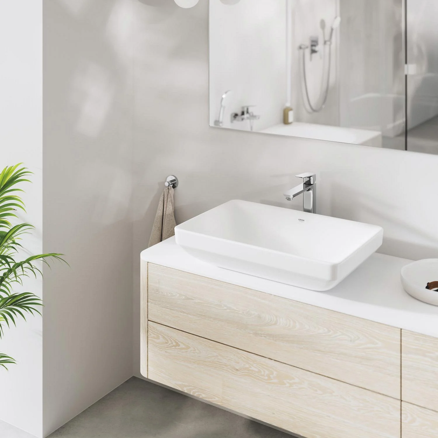 Zbliżenie na umywalkę z srebrną baterią, Grohe
