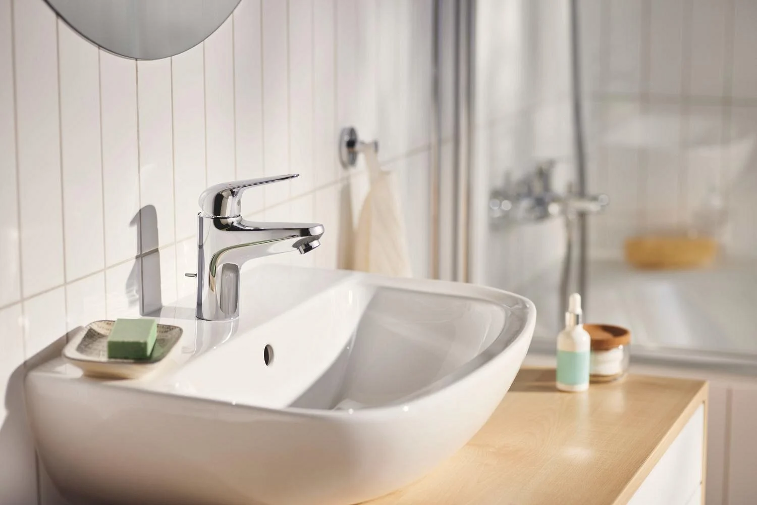 Umywalka z baterią jednouchwytową na drewnianej powierzchni, Grohe