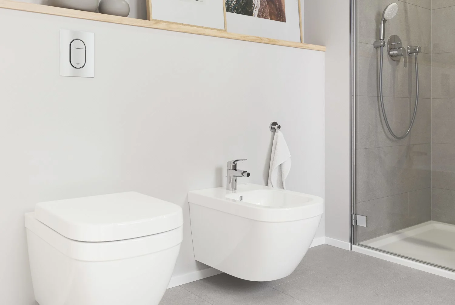 Bateria bidetowa obok toalety w łazience, Grohe