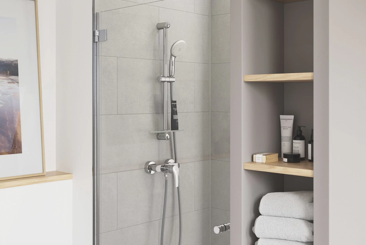 Chromowana armatura prysznicowa w kabinie z płytkami, Grohe