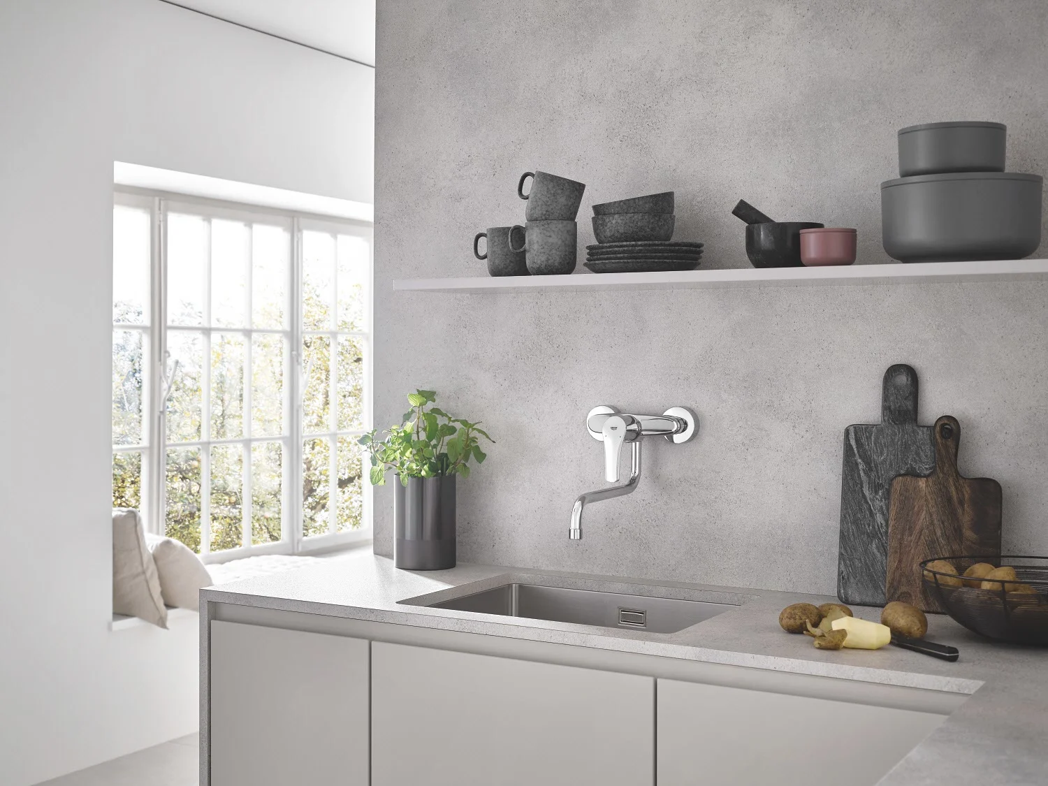 Kuchnia z baterią ścienną i naczyniami, Grohe