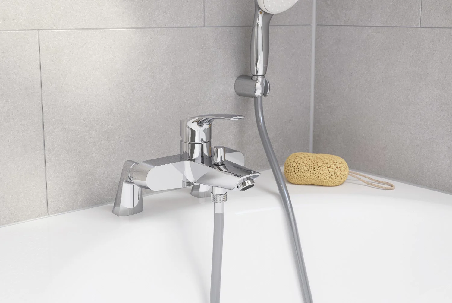 Zbliżenie chromowanej armatury wannowej, Grohe