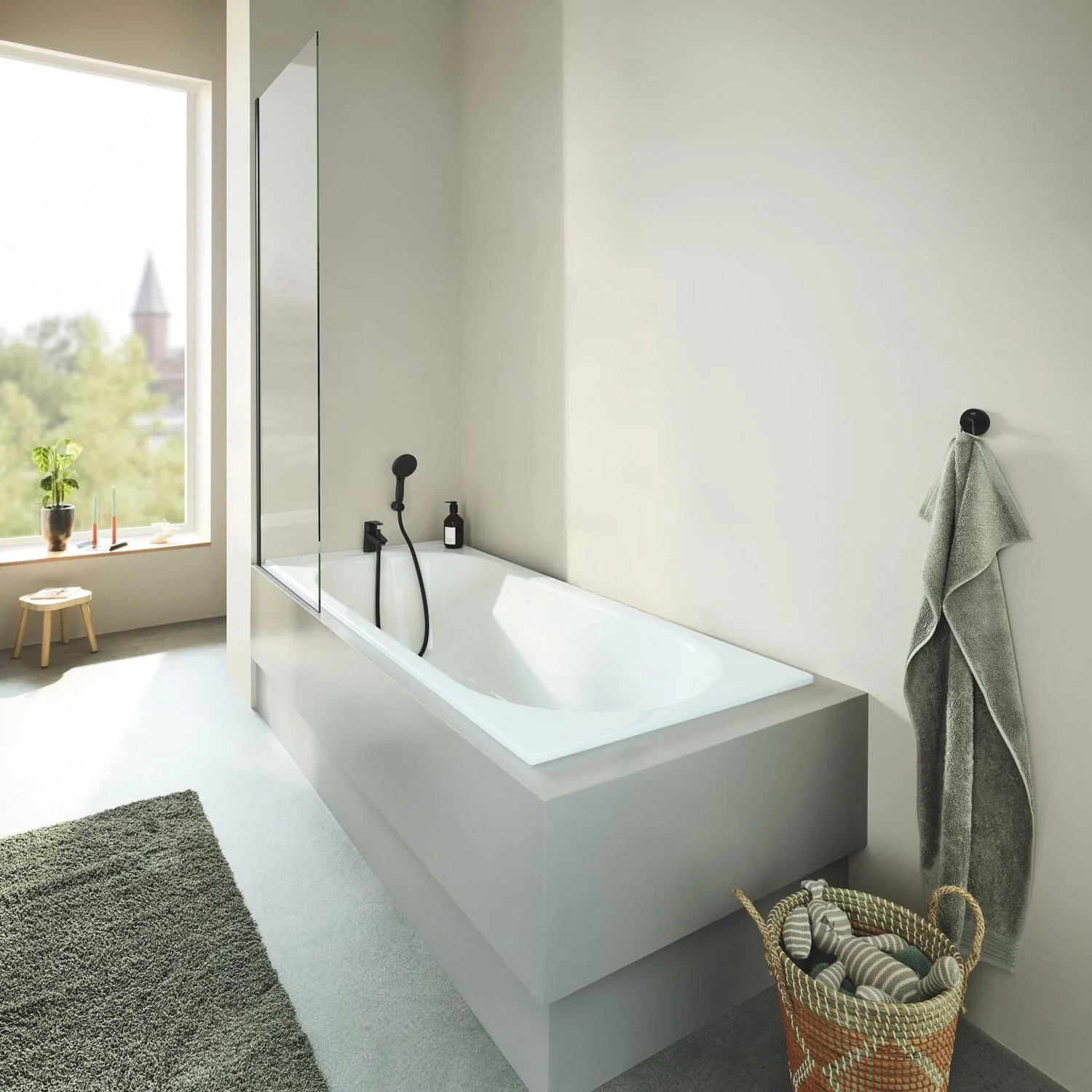 Nowoczesna wanna z czarną armaturą, Grohe