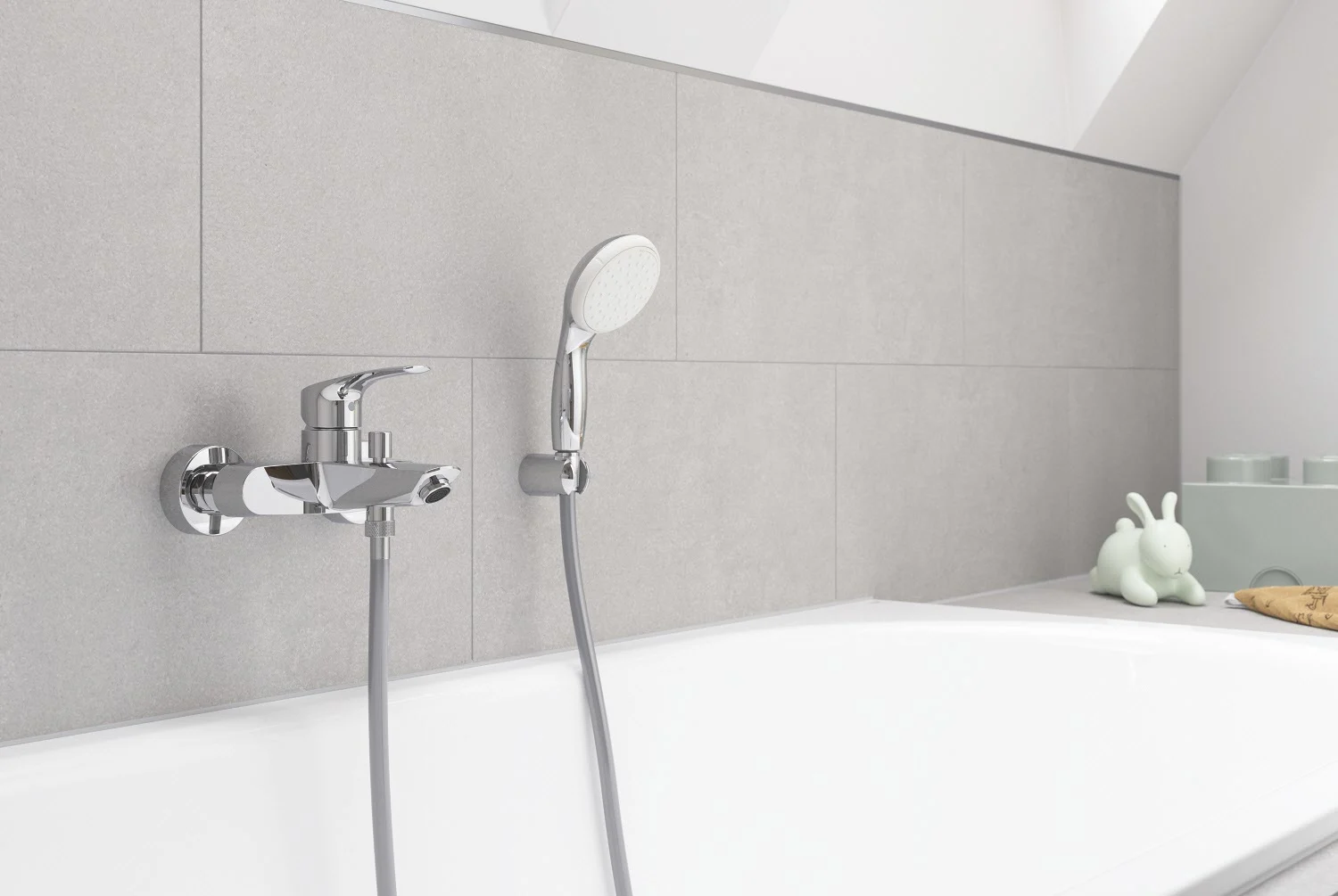 Bateria wannowa z prysznicem ręcznym w nowoczesnej łazience, Grohe