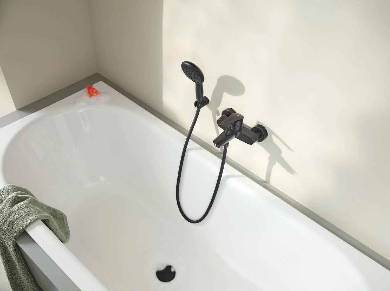 Zbliżenie na baterię wannową z prysznicem ręcznym, Grohe
