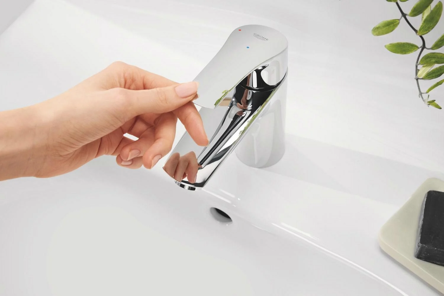 Ręka obsługująca baterię jednouchwytową w łazience, Grohe