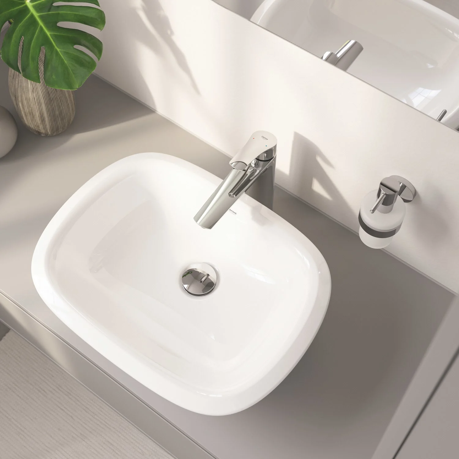 Zbliżenie umywalki z chromowaną baterią, Grohe