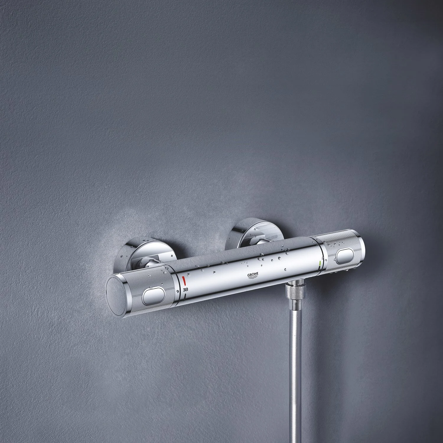 Bateria termostatyczna widok z boku na szarym tle, Grohe