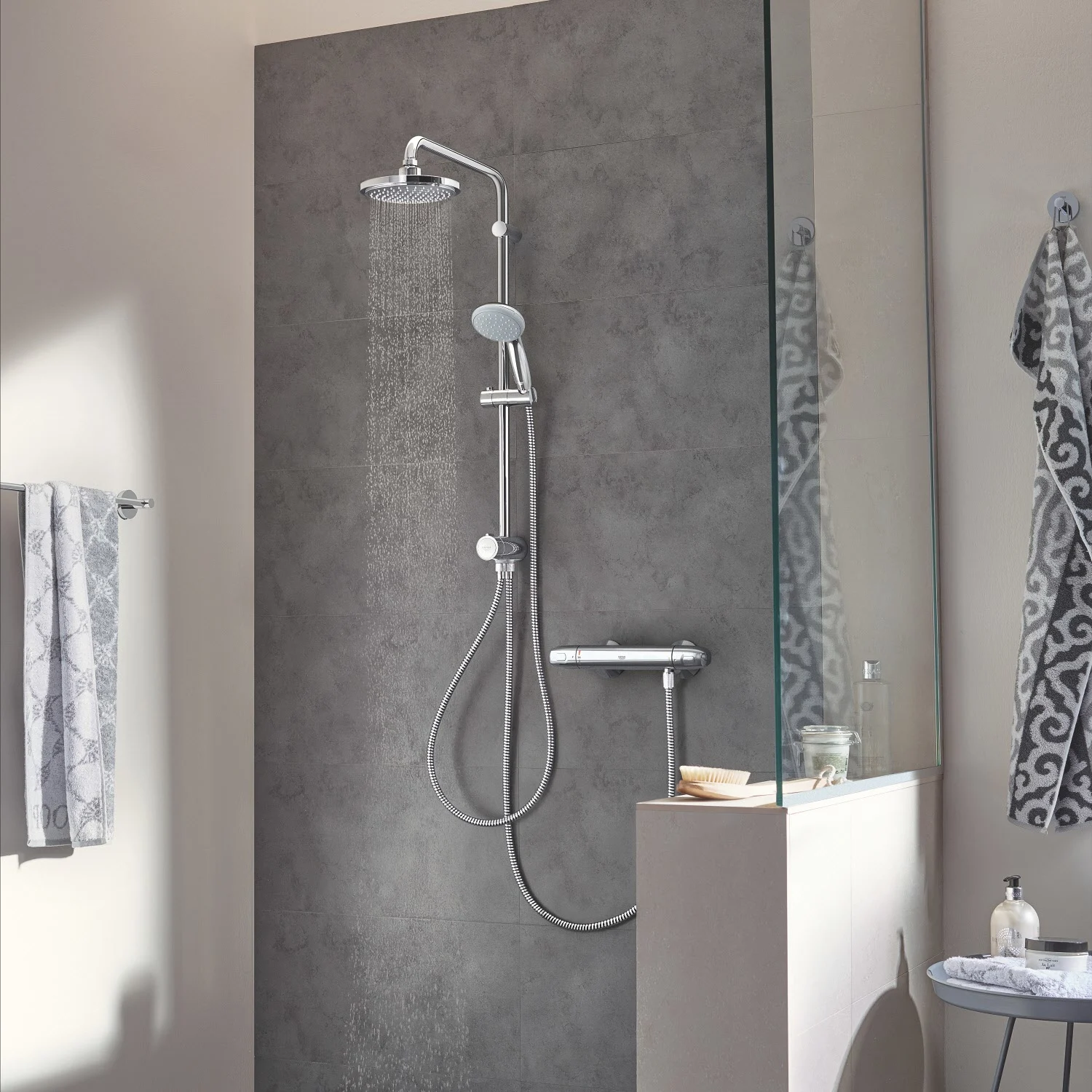 Prysznic z baterią termostatyczną w nowoczesnej łazience, Grohe