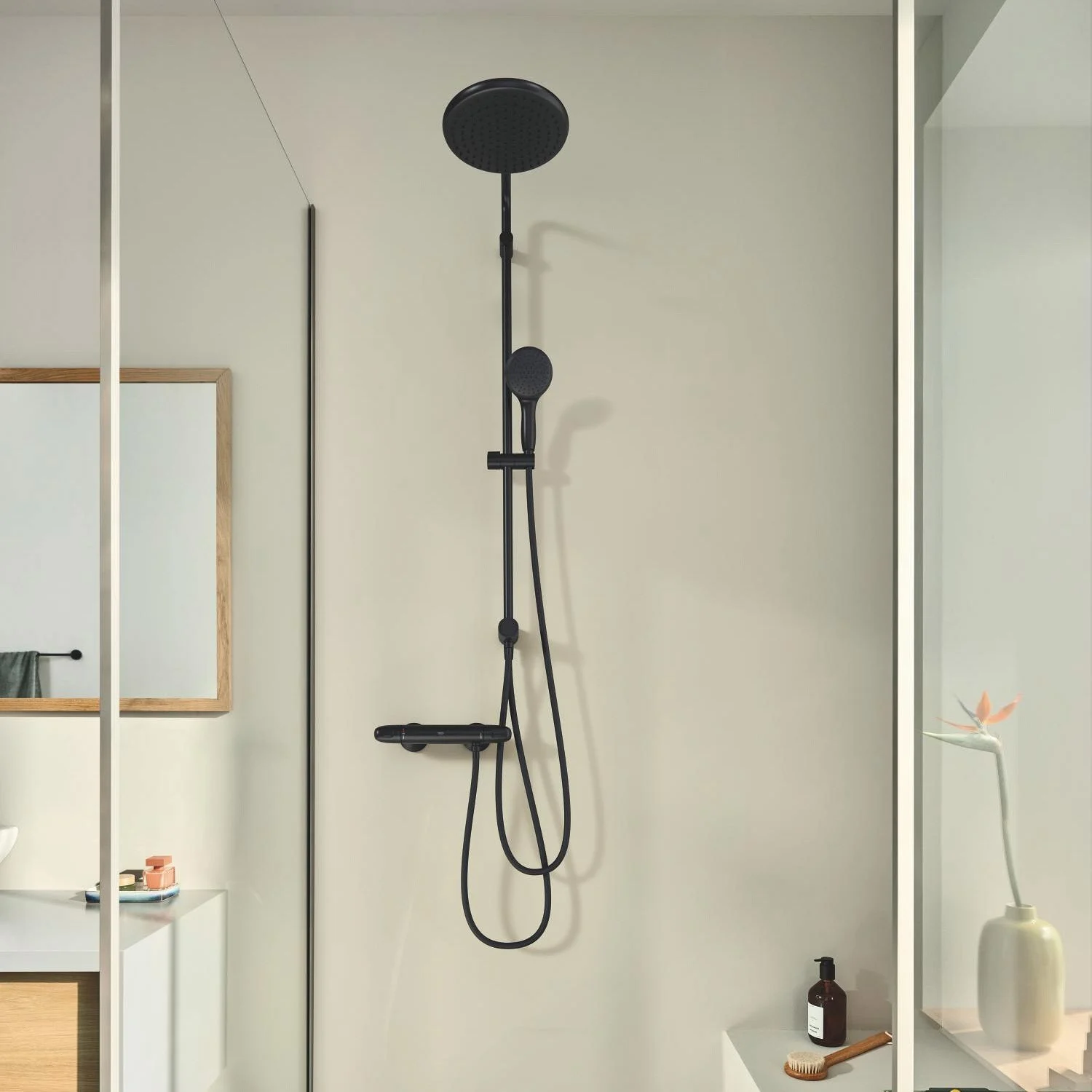 Zbliżenie systemu prysznicowego w nowoczesnym otoczeniu, Grohe