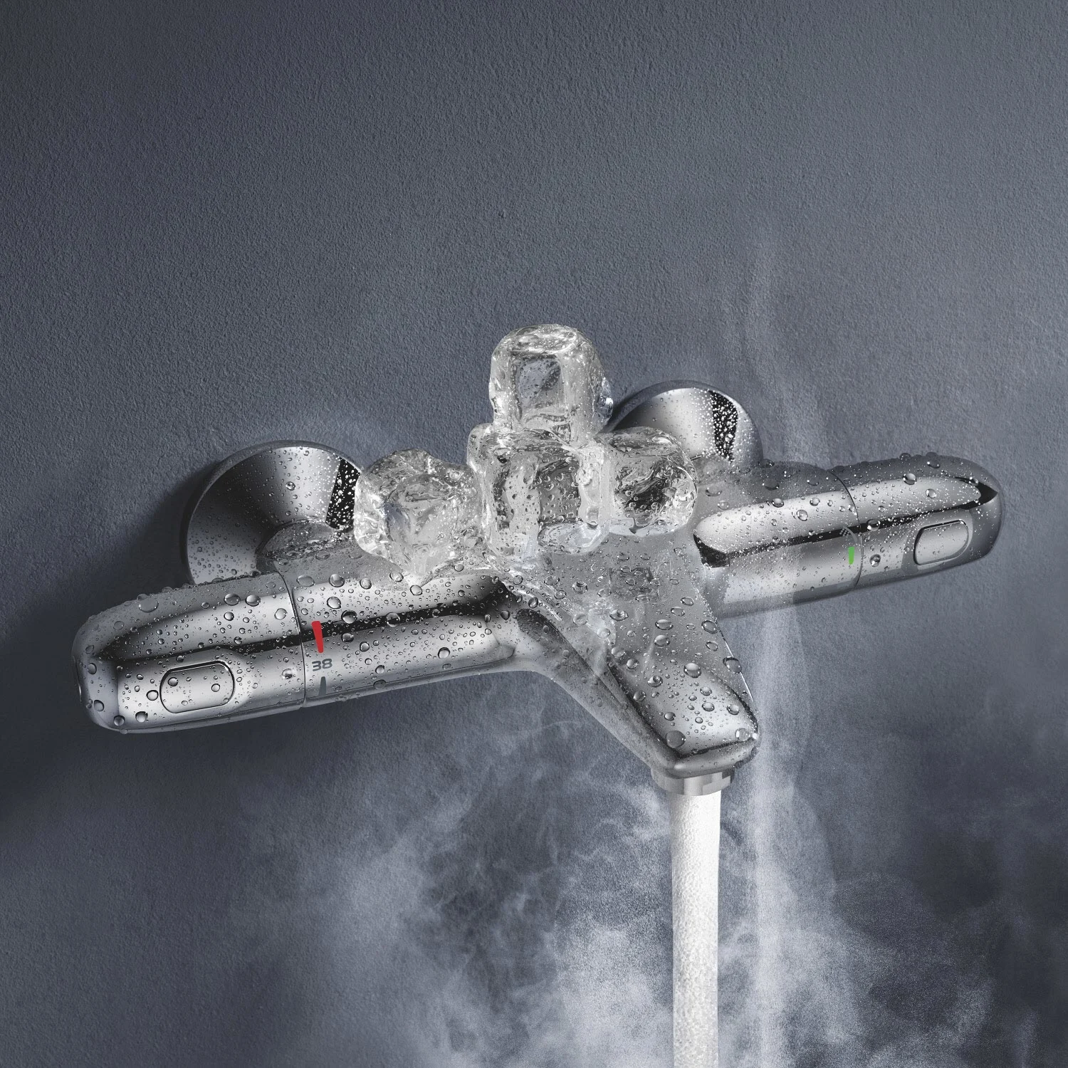 Bateria termostatyczna z kostkami lodu na szarym tle, Grohe