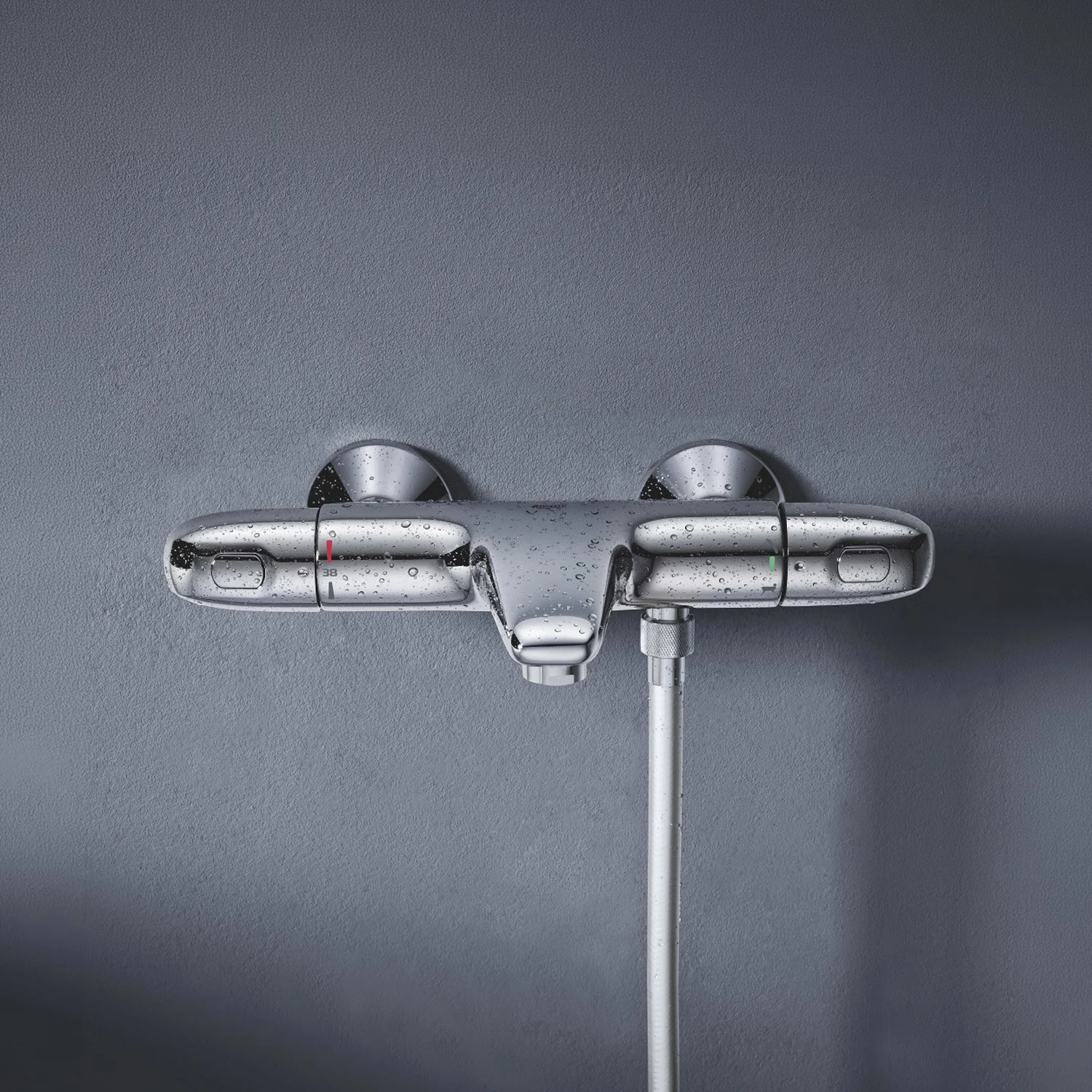 Bateria termostatyczna zamontowana na szarej ścianie, Grohe