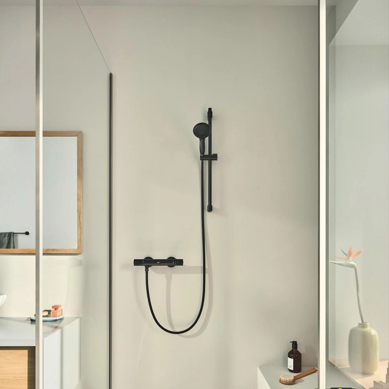 Czarna armatura prysznicowa w minimalistycznej łazience, Grohe