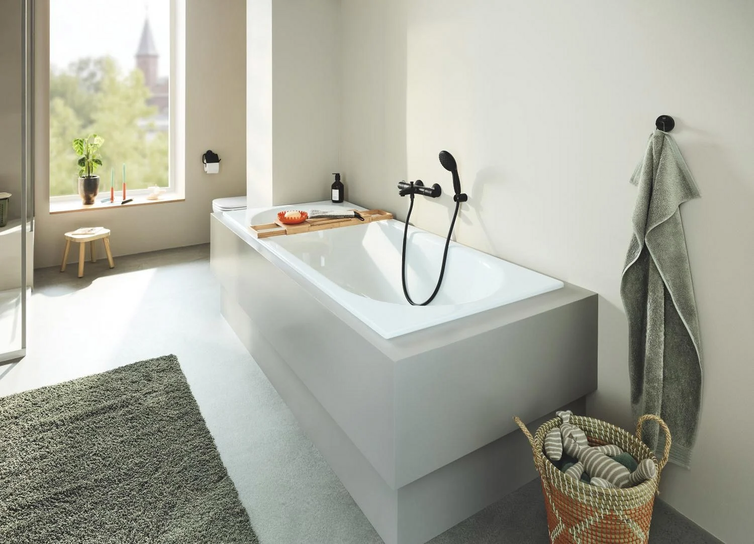 Nowoczesna wanna z czarną armaturą w łazience, Grohe