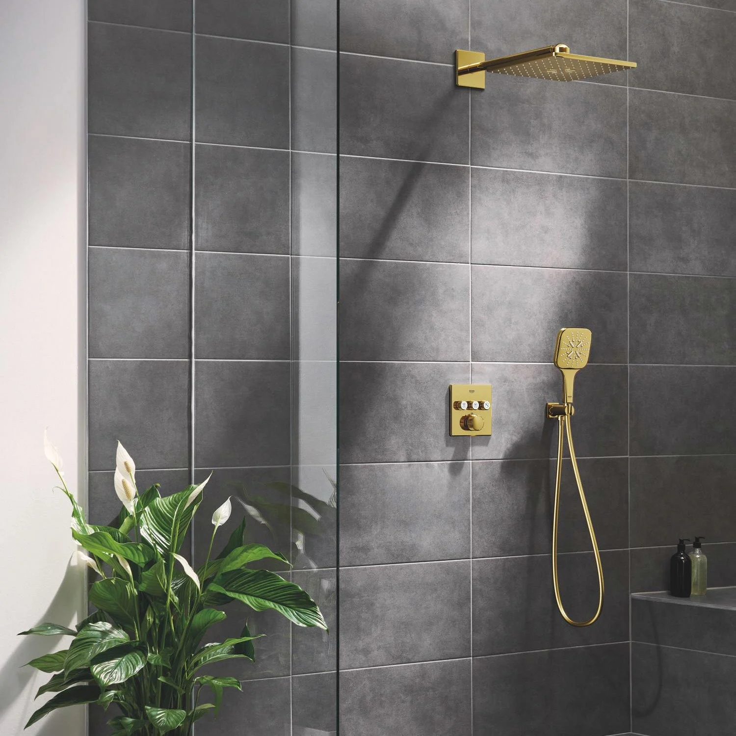 System prysznicowy ze złotą armaturą w nowoczesnej łazience, Grohe