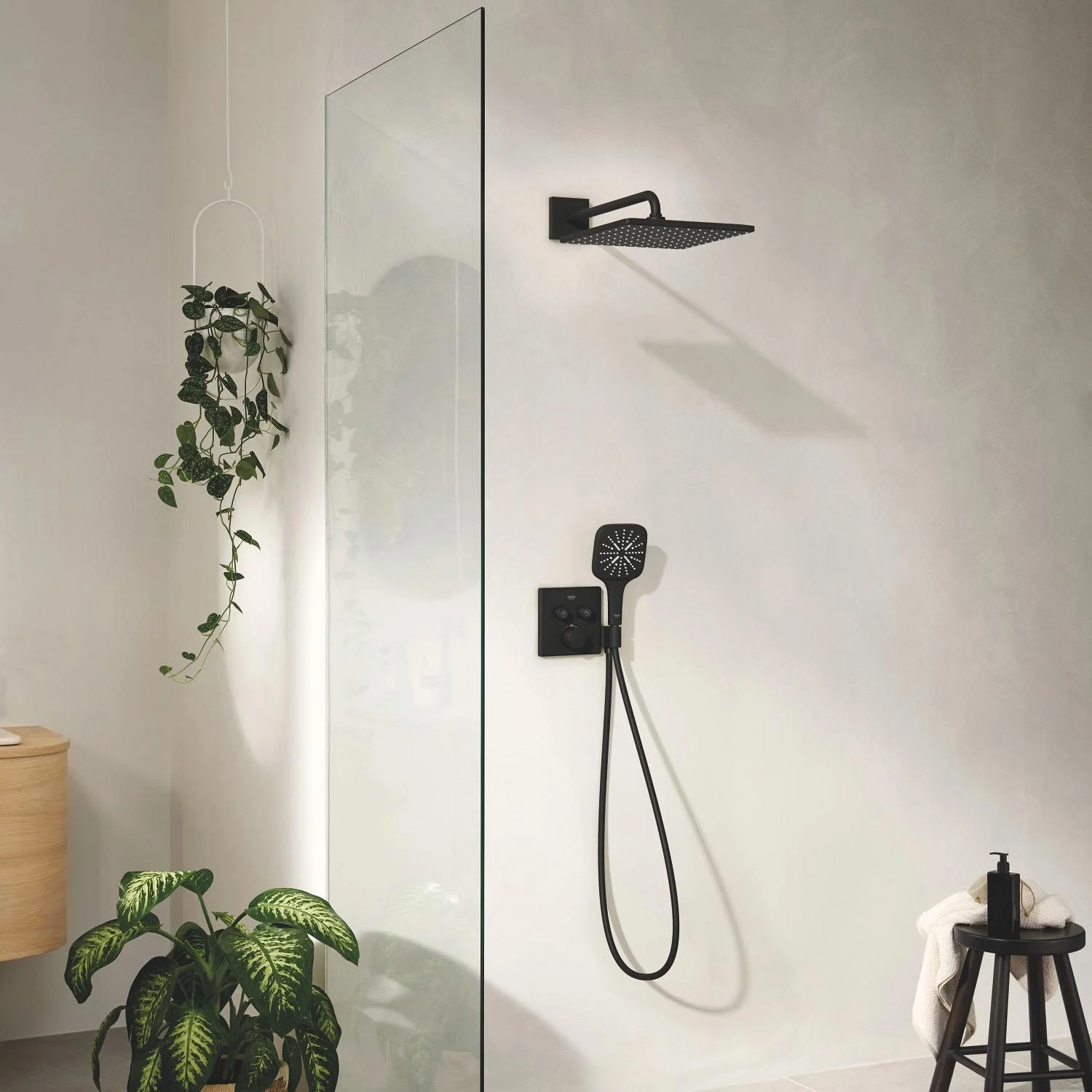 System prysznicowy z czarną armaturą w nowoczesnej łazience, Grohe