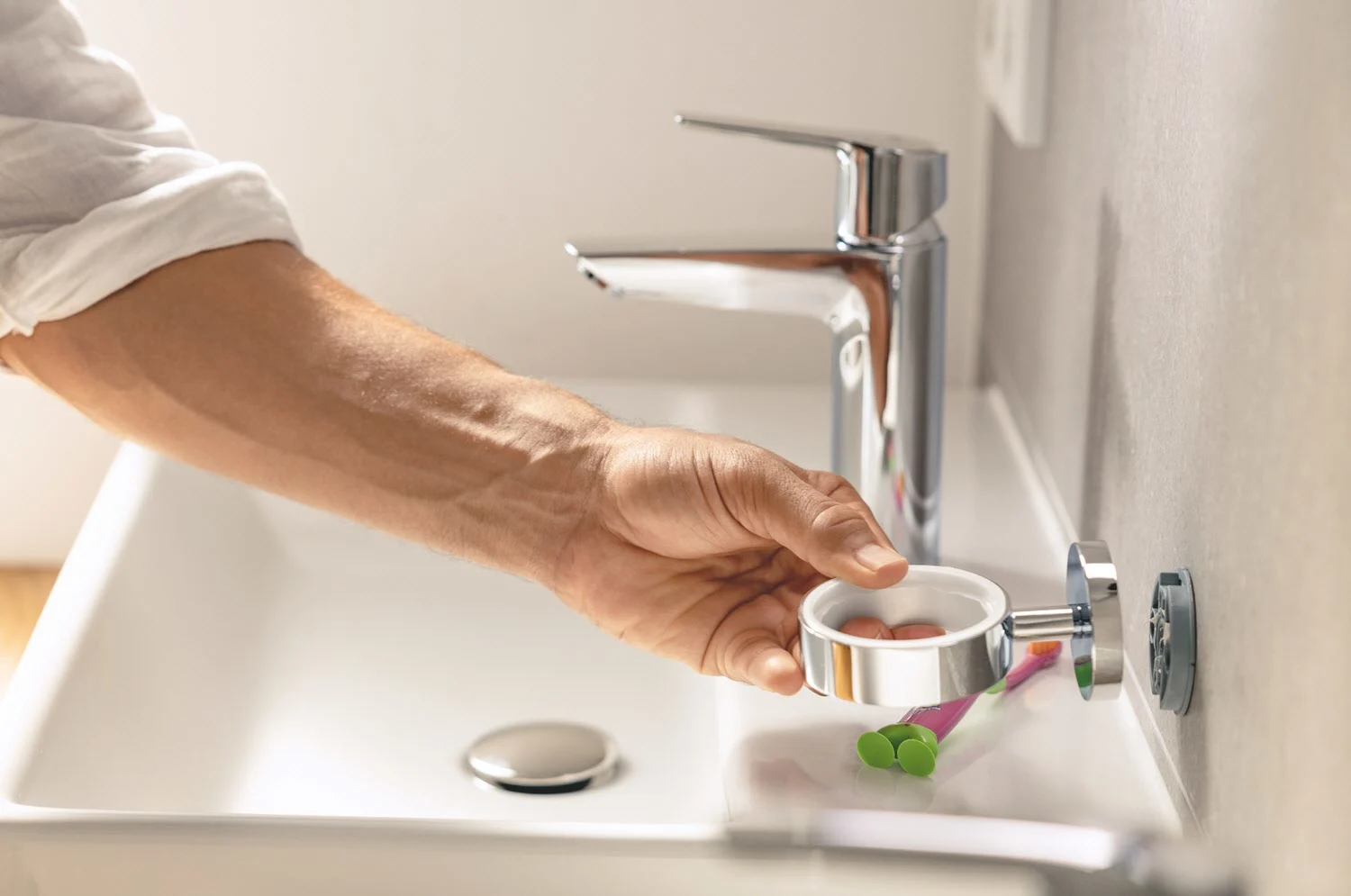 Ręka sięga po uchwyt na mydło w łazience, Grohe