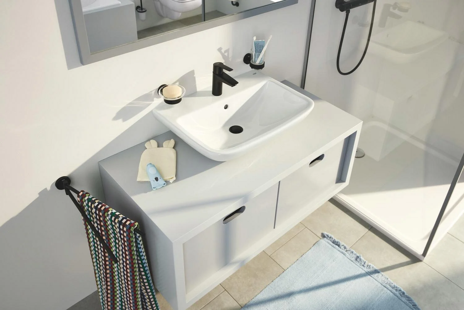 Umywalka z czarną baterią i akcesoriami, Grohe