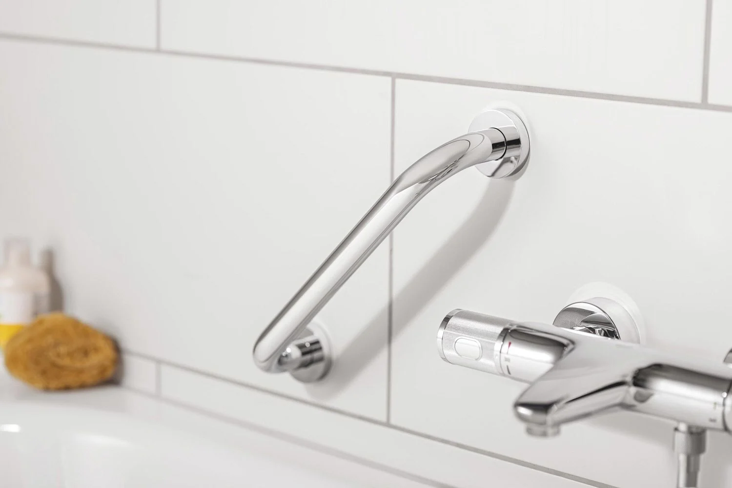 Chromowany uchwyt wanny zamontowany na ścianie łazienki, Grohe