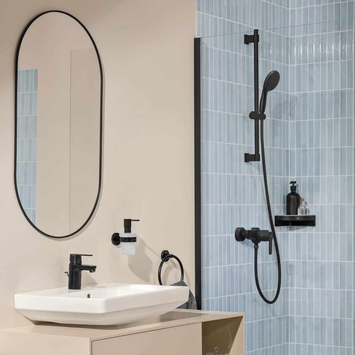 Łazienka z czarną baterią umywalkową i prysznicem, Grohe